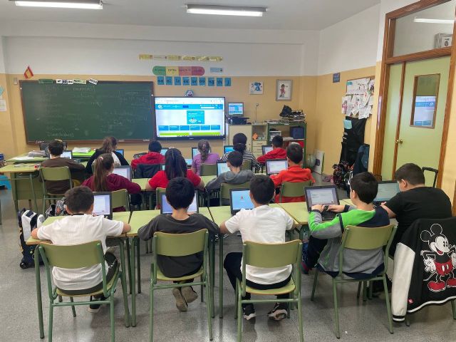 Entregan más de 9.000 chromebooks a casi 300 centros educativos de Murcia