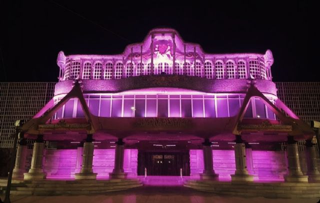 La Asamblea Regional se ilumina de fucsia con motivo del Día Internacional de la Matrona