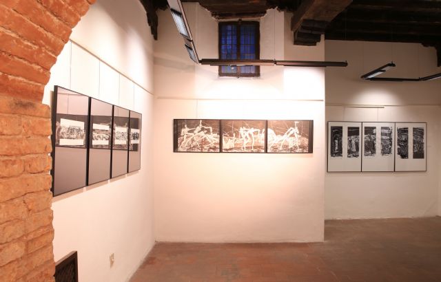 La profesora de la Universidad de Murcia Carmen Castillo expone sus dibujos en la casa del pintor Rafael