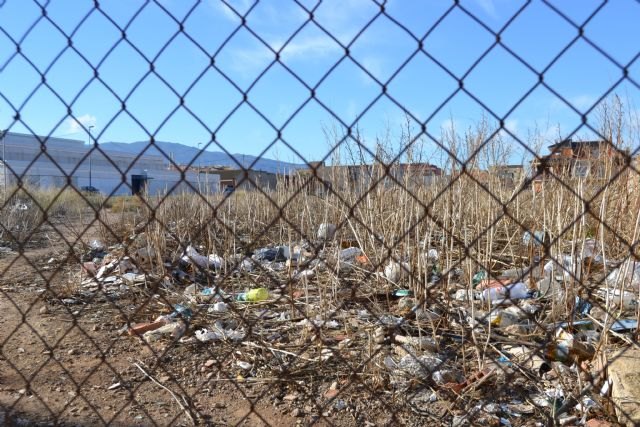 Los socialistas exigen la limpieza de los solares colindantes a los centros educativos de Sangonera la Verde