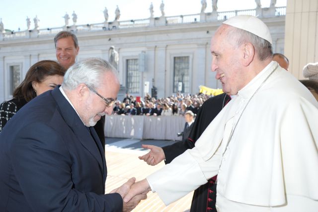 El presidente de la UCAM y su esposa celebran San Valentín junto al Papa