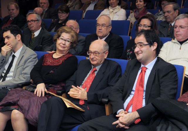 Publican un libro homenaje al profesor de Filología Románica de la Universidad de Murcia Fernando Carmona