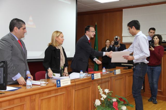 Medio centenar de antiguos alumnos de la UCAM realizan prácticas con las Becas Santander