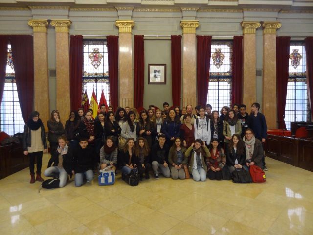 María Dolores Sánchez saluda a estudiantes y profesores del IES Alquibla (La Alberca) y el Lycée Grandmont de Tours (Francia) que participan en un intercambios