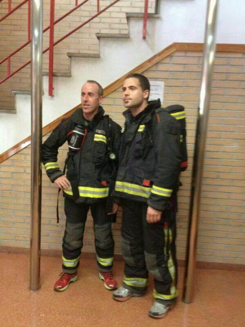 Dos bomberos equipados con su vestimenta correrán la Media Maratón de Murcia