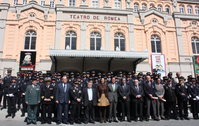 60 policías locales son condecorados por sus méritos o relevantes servicios en la festividad de su Patrón