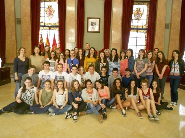 María Dolores Sánchez recibe a los alumnos del Lycée Belleuve de Toulouse y del IES Mariano Baquero de Murcia