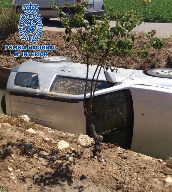 Un Policía Nacional fuera de servicio rescata a un hombre del interior de su vehículo tras caer al interior de una acequia