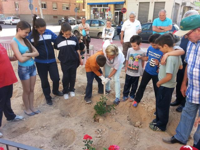 Los vecinos de Vistabella practican la jardinería Okupa en sus fiestas patronales