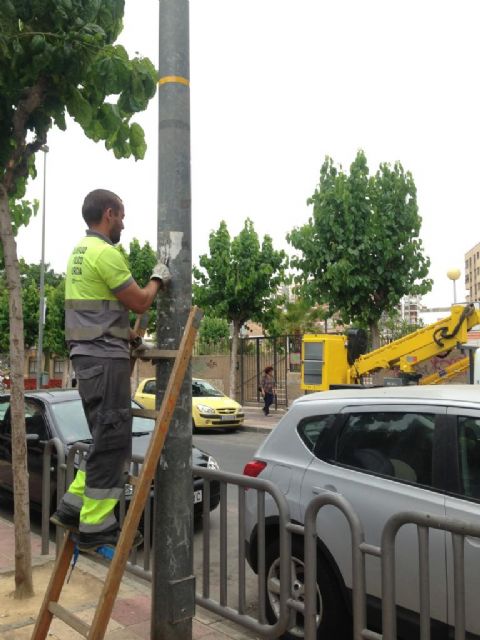 Calidad Urbana limpia más de mil báculos de farolas