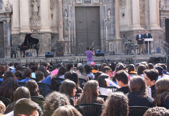 Cámara da la bienvenida a 500 escolares que han protagonizado el Festival Cantemus en la Plaza de Belluga