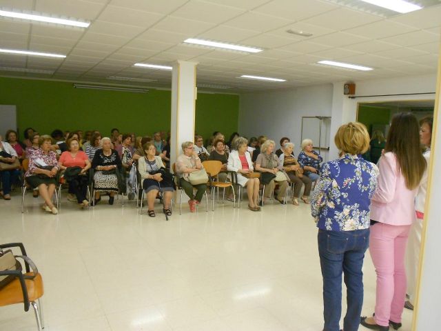 Dolores Marín y Josefa Romero ganan el XI Concurso de pintura Flores y Libros