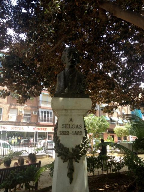 La escultura en homenaje del periodista y escritor José Selgas vuelve a lucir en el jardín de Floridablana