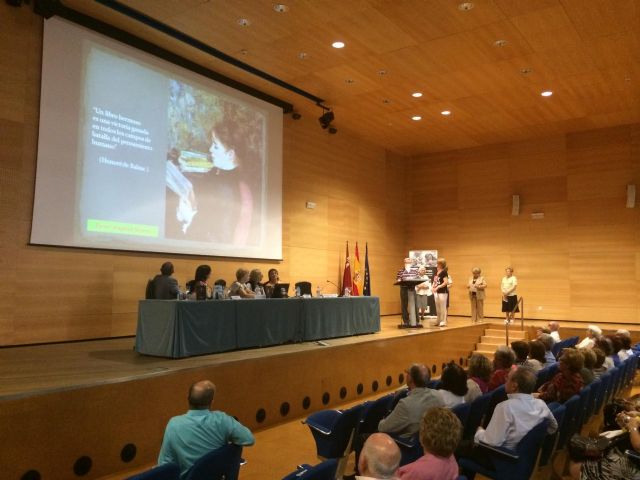 Los mayores celebran el fin de curso de los clubes de lectura con un emotivo acto en el Archivo Regional