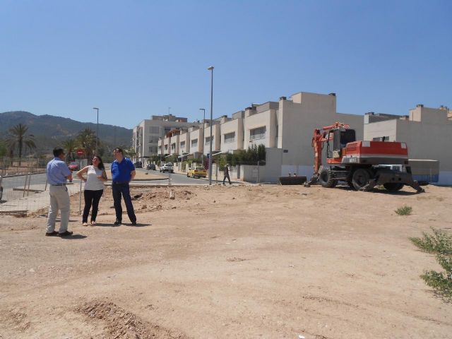 El Ayuntamiento limpia el solar de Escuelas Nuevas al mismo tiempo que se reanudan las obras