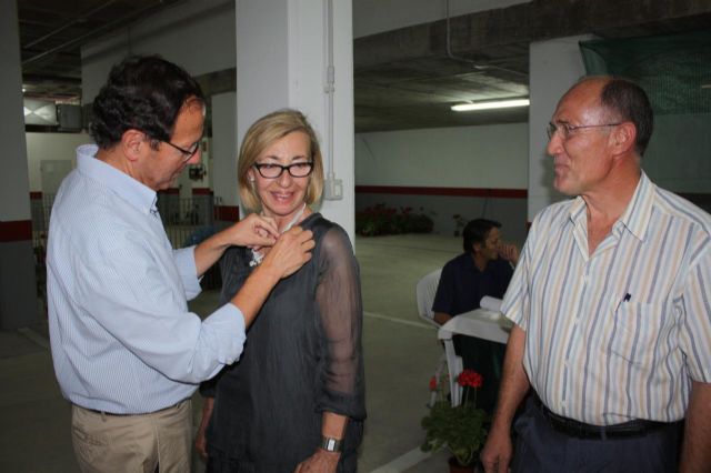 El Alcalde entrega a María del Carmen Pelegrín la Insignia de Oro de la Asociación de Vecinos de Los Rosales