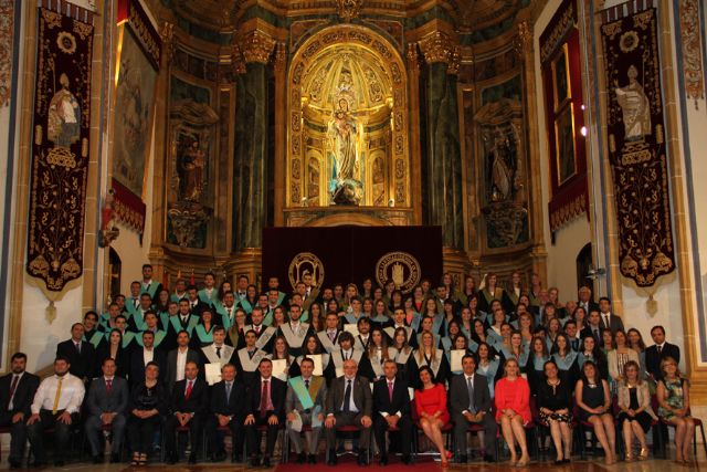 Los primeros estudiantes del Instituto Superior de FP San Antonio reciben sus diplomas