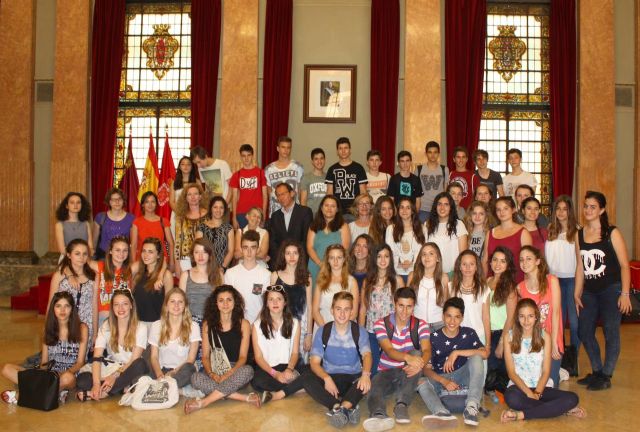 El Alcalde da la bienvenida a Murcia a estudiantes franceses de intercambio lingüístico con Capuchinos