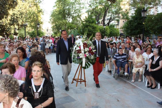 Manto de flores para la Virgen del Carmen