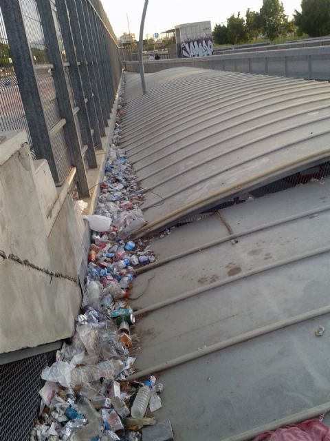 El Grupo Socialista denuncia que la basura se acumula durante meses en el parking del Cuartel de Artillería