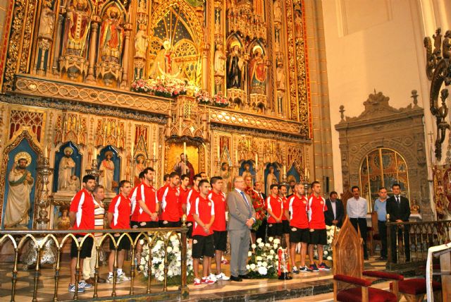 ElPozo Murcia FS realiza una ofrenda floral a la