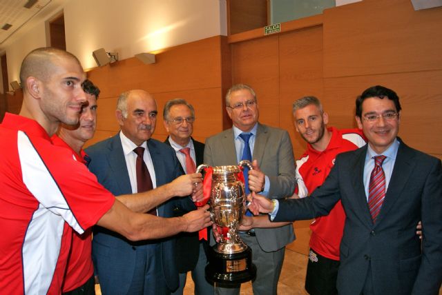 El Presidente de la Comunidad recibe a los campeones de la Supercopa de España y agradece que 'paseen y hagan grande el nombre de la Región'