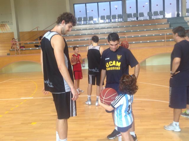 Las escuelas de baloncesto de Alcarrás visitan un entrenamiento del UCAM Murcia CB