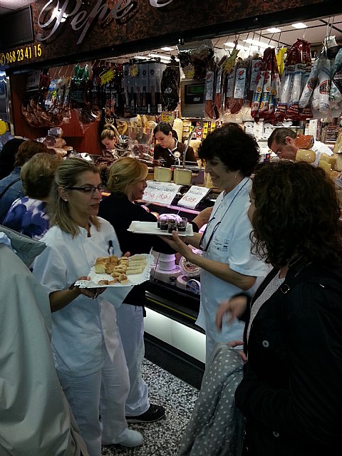 Los alumnos de la especialidad de pastelería del programa mixto de empleo y formación endulzan la plaza de Saavedra Fajardo