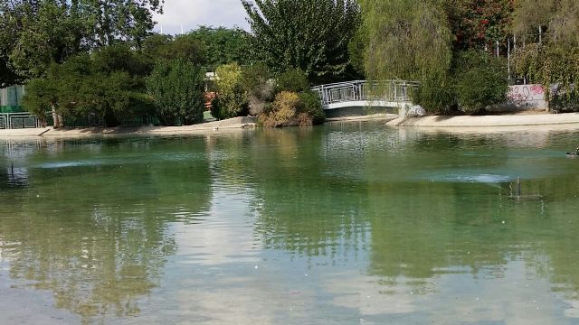 El nuevo sistema de oxigenación de agua se implanta en el largo del parque de Fofó