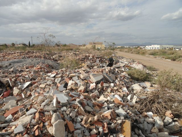 El Grupo Socialista denuncia la existencia de un gran vertedero ilegal en el barrio de Las Parras, en Sangonera la Verde