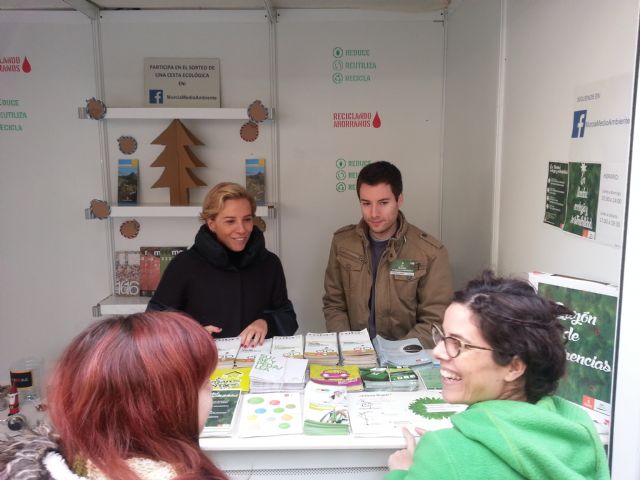 Medio Ambiente realiza esta tarde un taller de felicitaciones de Navidad con objetos reciclados