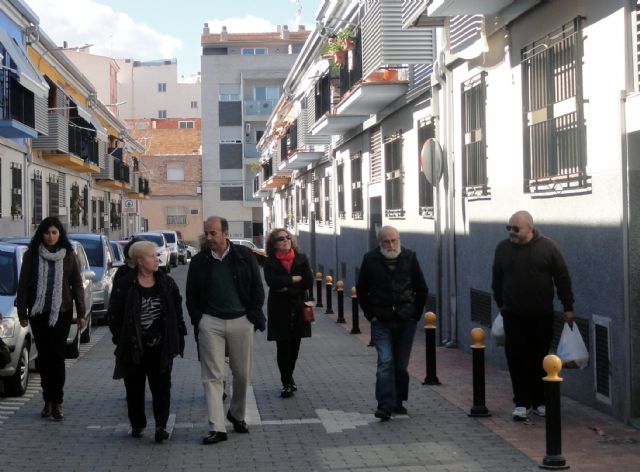 Pedro López reclama mejoras para las viviendas sociales del barrio de Los Almendros en La Alberca