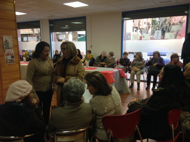 Los talleres de lectura de los Centros de la Mujer conmemoran a su fundador