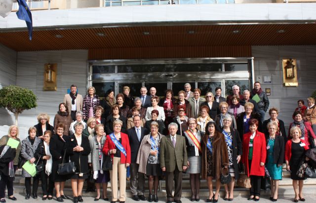 Las 28 candidatas a Reina de los Mayores comparten un desayuno con el Alcalde antes de viajar a Archena para disfrutar de una jornada de convivencia