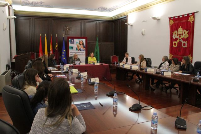 'Faltan medidas que ayuden a la conciliación de la vida laboral y familiar de la mujer'