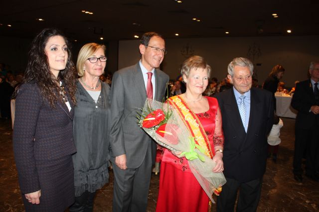 Josefa Guirao, de Los Alburquerques, elegida anoche Reina de los Mayores 2015