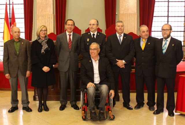 El Alcalde impone la insignia de oro del Cuerpo a cinco bomberos y un cabo que han alcanzado la jubilación en los últimos meses