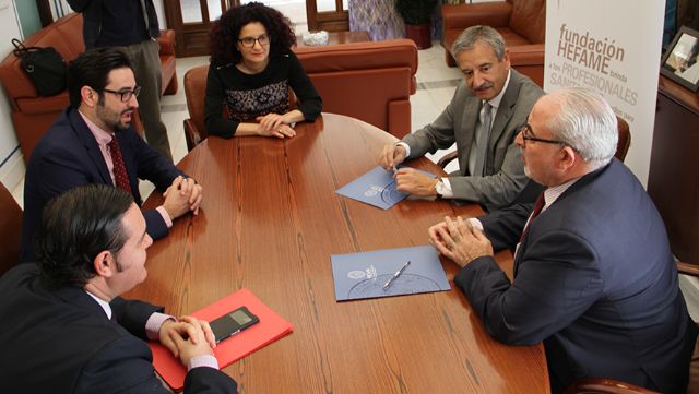 La UCAM y Fundación Hefame crean un Aula Práctica de Farmacia