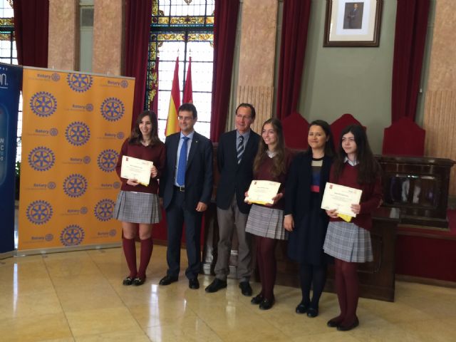 El Alcalde entrega los premios a los ganadores de la Yincana Murcia Barroca organizada por el Rotary Club Murcia Norte