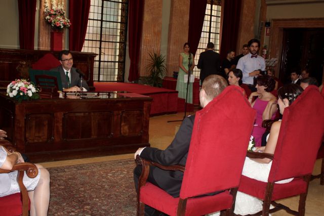 El Alcalde celebra la primera boda en el Ayuntamiento