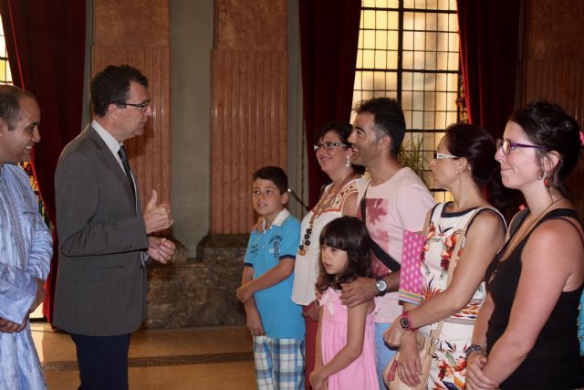 Ballesta da la bienvenida a los niños saharauis que pasan sus vacaciones con familias murcianas