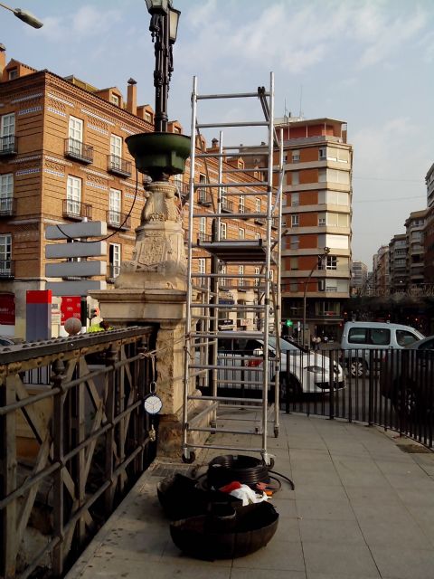 HUERMUR denuncia al Ayuntamiento ante Cultura por colocar nuevos maceteros en el Puente Viejo de Murcia