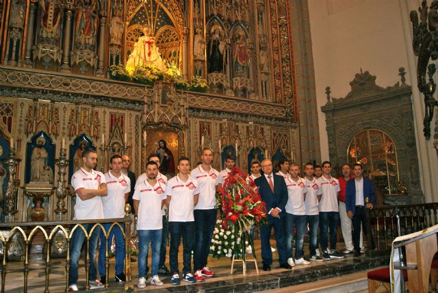 ElPozo Murcia FS realiza la ofrenda floral a la Virgen de la Fuensanta antes de iniciar la Liga