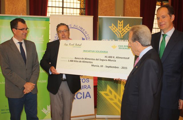 Caja Rural dona 1.400 kilos de alimentos conseguidos por las pedaladas que dieron los murcianos en la 'bicicleta solidaria'