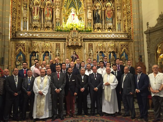 El Alcalde recibe la medalla de Caballero de la Hermandad de la Virgen de la Fuensanta