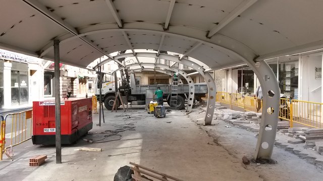 Fomento comienza a instalar la marquesina de taxis de la Plaza Cetina