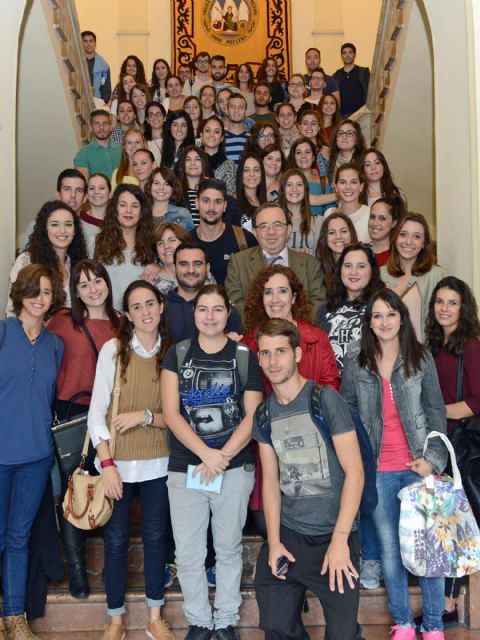 Estudiantes de Educación Primaria, en la exposición de la Sala Capilla de la Convalecencia