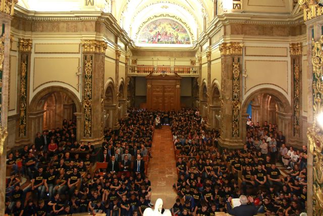 Cerca de mil deportistas UCAM participan en la tradicional ofrenda floral a la Virgen de la Fuensanta