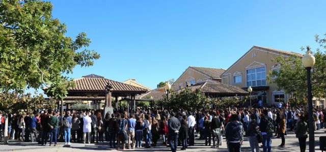 Minuto de silencio y una oración en la UCAM por las víctimas de los atentados terroristas