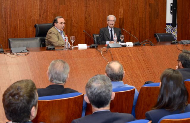 Antonio Garrigues Walker en la Universidad de Murcia: 'Vamos a vivir en un mundo sin certidumbres'